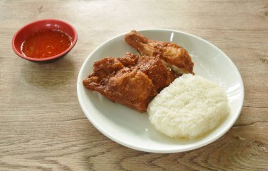 Kıtır kıtır, kızarmış, tuzlu, sıkı tavuk ve tavuk budu. Yapışkan pirinçle birlikte ye.