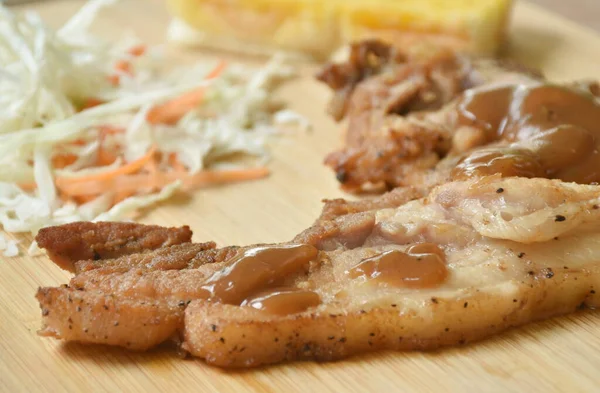 샐러드를 돼지고기 스테이크 — 스톡 사진