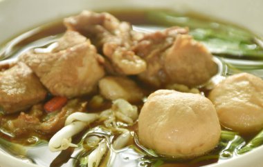 Kavanozda pişmiş domuz eti ve köfte. Kahverengi çorba. 