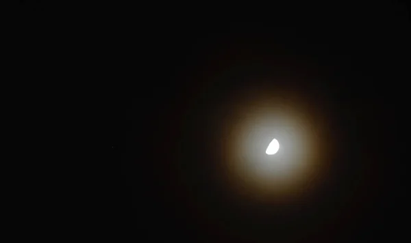 Половина Луны Покрыта Облаками Расположенными Небе Ночью — стоковое фото