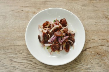 Baharatlı ve ekşi Çin domuz soslu ve tabakta soğan salatası. 