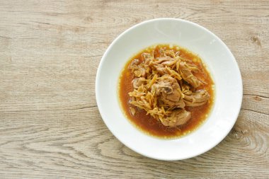 Kızarmış baharatlı tavuğu, soya soslu zencefille karıştır.  