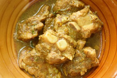 Baharatlı domuz kemiği ve köri soslu kase. 