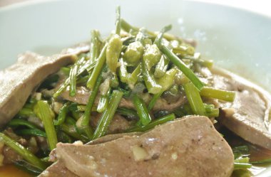 Soya soslu domuz ciğeri ve kızarmış sarımsaklı soğan karıştırın.