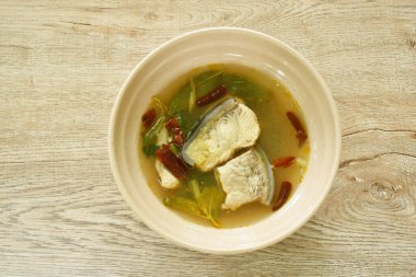 Baharatlı haşlanmış Maekong dev yayın balığı. Bitki ve acı biberli Tom çorbası.