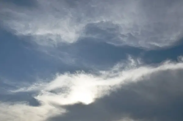 Felhő Terjed Fényes Égen Napsütéses Napon — Stock Fotó