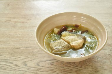 Baharatlı haşlanmış Maekong dev yayın balığı. Bitki ve acı biberli Tom çorbası.