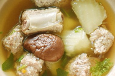 Haşlanmış turp pirzolası, domuz pirzolası ve siyah mantar çorbası.