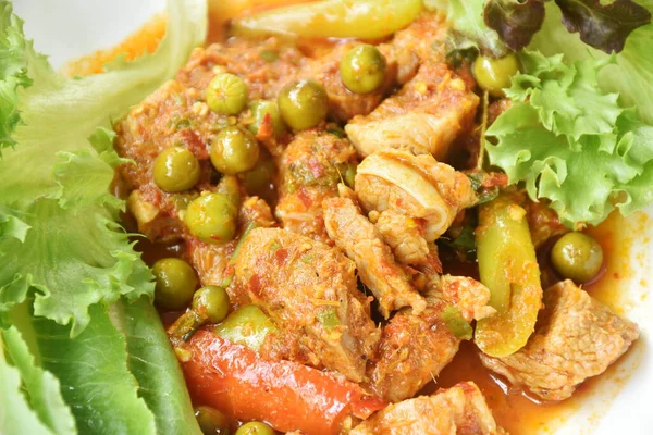 Kryddigt Stekt Fläskben Med Curry Och Basilikablad Med Färska Grönsaker — Stockfoto
