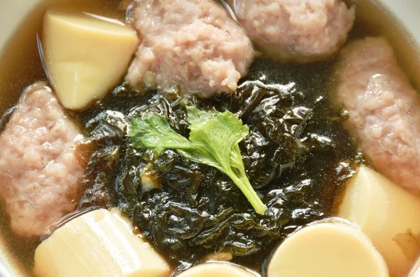 煮鸡蛋豆腐 配碎猪肉和碗中的海藻汤 — 图库照片