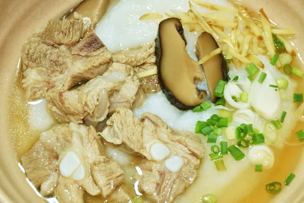 米粥猪骨配生姜顶片黑菇碗 — 图库照片