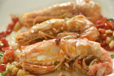 Tuzlu ve acı soslu kızarmış nehir karidesi.