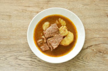 Körili biftek mi, Hint yemeği mi, patates dilimli mi?