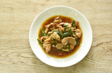 Baharatlı kızarmış biberli tavuk eti ve fesleğenli taşlık.