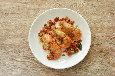 Tuzlu ve acı soslu kızarmış nehir karidesi.