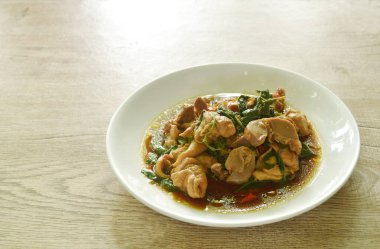 Baharatlı kızarmış biberli tavuk eti ve fesleğenli taşlık.