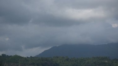 Tayland 'da bulutlu bir günde dağ ve gökyüzü manzarası 