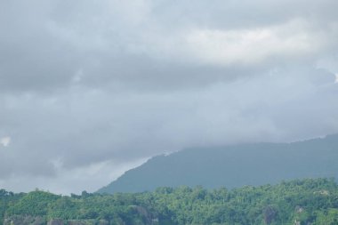 Tayland 'da bulutlu bir günde dağ ve gökyüzü manzarası 