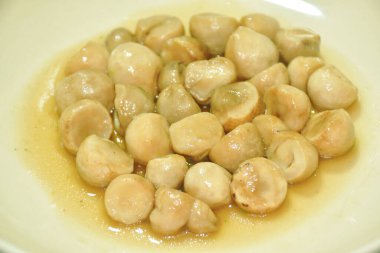 Kızarmış saman mantarı ile istiridye ve soya sosunu karıştırın. 