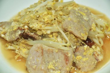 Kızarmış fasulye filizi, dilimlenmiş domuz eti ve vejetaryen yemeği.