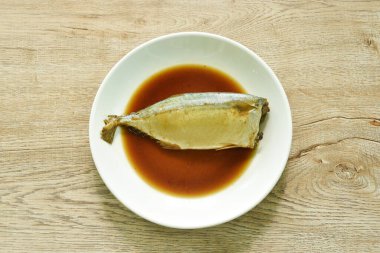 Kaynamış tuzlu ve tatlı uskumru balığı soslu çorba.