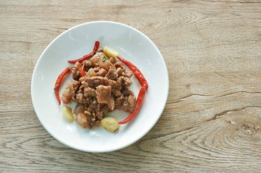 Baharatlı kızarmış domuz göbeği ve biberli karides ezmesi sosu.