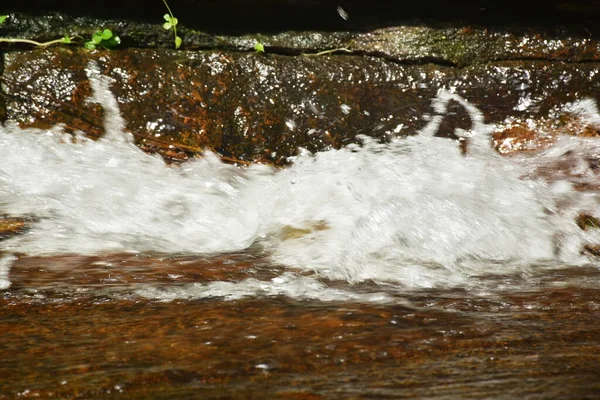 岩石上的水流和河流中的波浪飞溅 — 图库照片