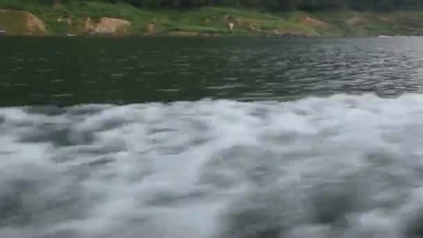 Long Tail Boat Running River Make Wave Splashing — Stock Video
