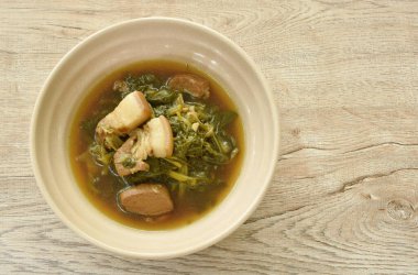 Haşlanmış lahana, domuz eti ve siyah Çin soya fasulyesi çorbası.  