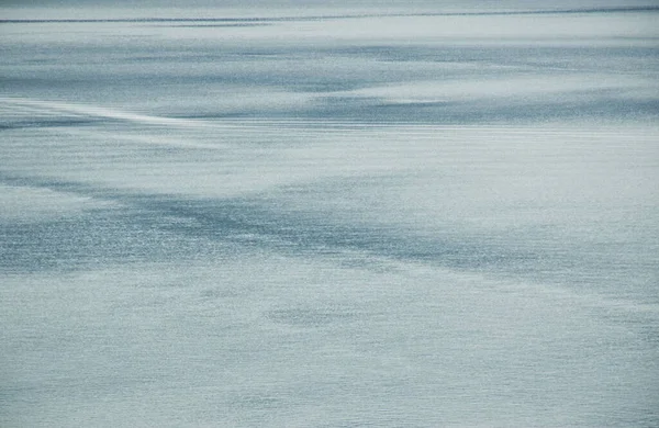 Landschaft Von Boot Läuft Auf Stausee Machen Welle Ausbreitung Hintergrund — Stockfoto