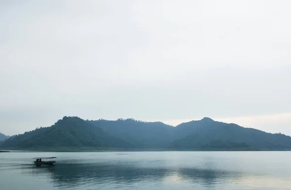 Paisagem Lago Reservatório Água Com Fundo Montanha Pôr Sol — Fotografia de Stock