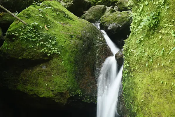 Wasser Fällt Auf Felsen Und Stein Pha Gnam Gnon Wasserfall — Stockfoto