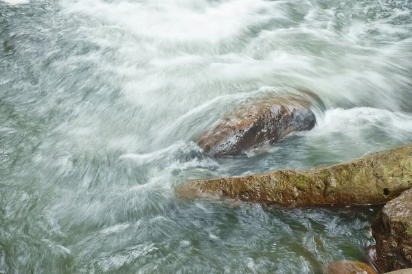Вода Падає Річку Проходить Через Камінь Камінь Водоспаді Чонг Лом — стокове фото