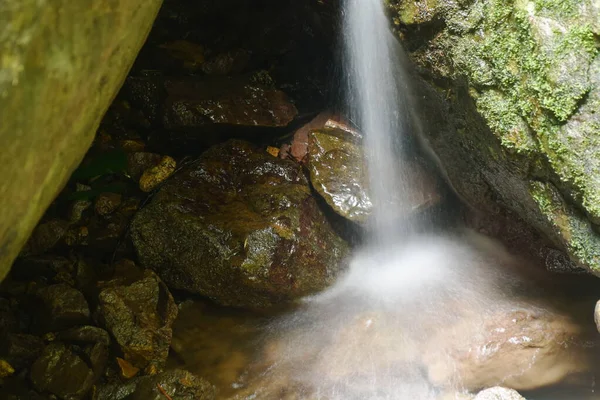 Agua Que Cae Roca Del Paso Del Río Piedra Cascada — Foto de Stock