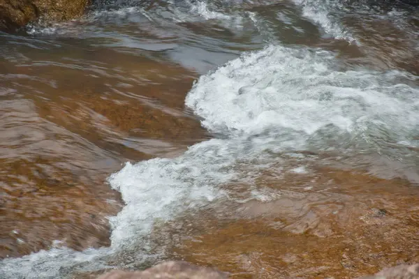 Νερό Που Πέφτει Στο Ποτάμι Περνούν Βράχο Και Πέτρα Στο — Φωτογραφία Αρχείου
