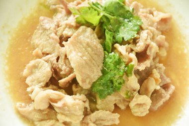 Kızarmış domuz eti ve karnı, istiridye soslu sarımsak ve biberle karıştırın.  