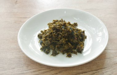 Kızarmış hardal turşusu ya da lahana ve tabakta siyah zeytinyağından yapılmış Gan Lan Cai yemeği.