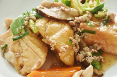 Kızarmış tofu, domuz püresi ve siyah kulak mantarı tabakta kereviz. 