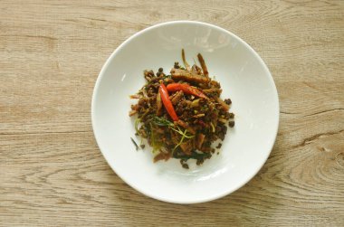 Baharatlı kızarmış bambu filizi ve tabak üzerinde fesleğen yaprağı ile biftek eti. 