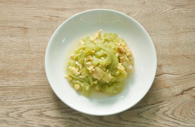 Kızarmış acı kavun ve soslu yumurta. 