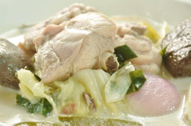 Hindistan cevizi sütlü çorbada lahana dilimlenmiş tavuk eti ve kan ya da tabakta Tom Kha Kai çorbası Tayland yemeği.