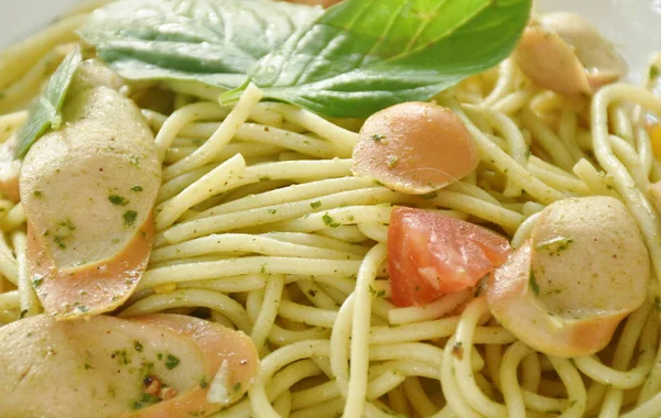 Pesto Würzig Rühren Gebratene Spaghetti Mit Scheiben Wurst Und Basilikumsoße — Stockfoto