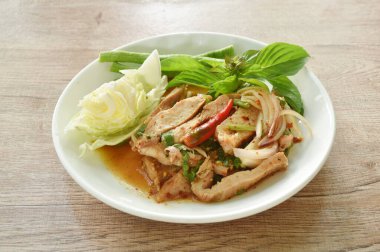 Tayland baharatlı, haşlanmış domuz eti salatası iki tane taze lahana ve tabakta fasulye. 