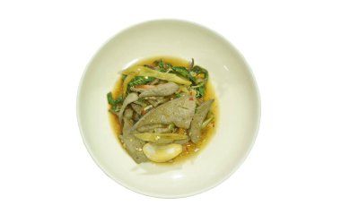 Baharatlı kızarmış domuz ciğeri, soğanlı ve biberli birkaç fesleğen.  