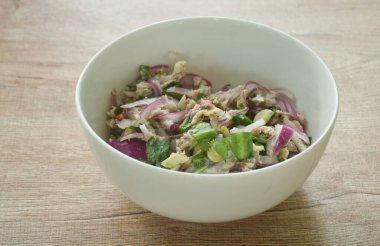 Baharatlı uskumru ve şifalı Tayland salatası.