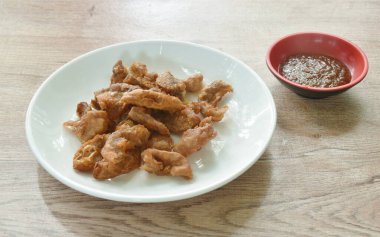 Baharatlı tamarind soslu un kaplı kızarmış domuz iç organları.