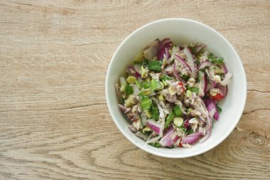 Baharatlı uskumru ve şifalı Tayland salatası.