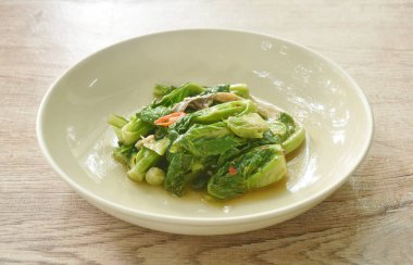 Kızarmış Brüksel lahanası ve istiridye soslu tuzlu balık. 