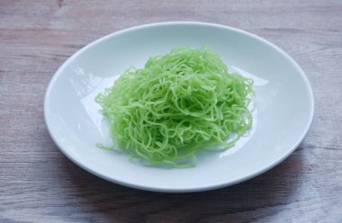 Haşlanmış yeşim taşı şehriye ve yağlı Çin yemeği.