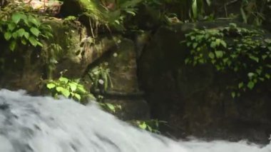 Su, Tayland 'ın kuzeyinde Chet Kod şelalesinde nehir geçidine taş ve kaya döküyor. 
